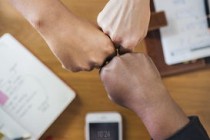 手机查快递查询入口(2025 横向评测：4 款快递查询软件，这款为何口碑领先？)